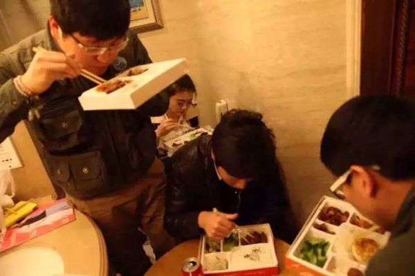 映象网记者何叶:网媒记者需要时刻紧绷神经,除一些策划任务外,新闻还需做到“快、精、准”和融合传播。映象网四名文字记者一名摄影记者,采用群狼战术,采访写稿轮流转,边采边录,一次采访,生成多种形态的新闻产品。同时,还需及时、不断聚合各种媒体的相关新闻产品,努力实现“融合改变传播”。10